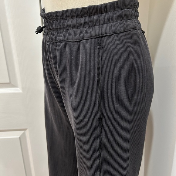 lululemon Softstreme High-Rise (HR) Pant in Black | Size 4 Regular - Picture 3 of 7